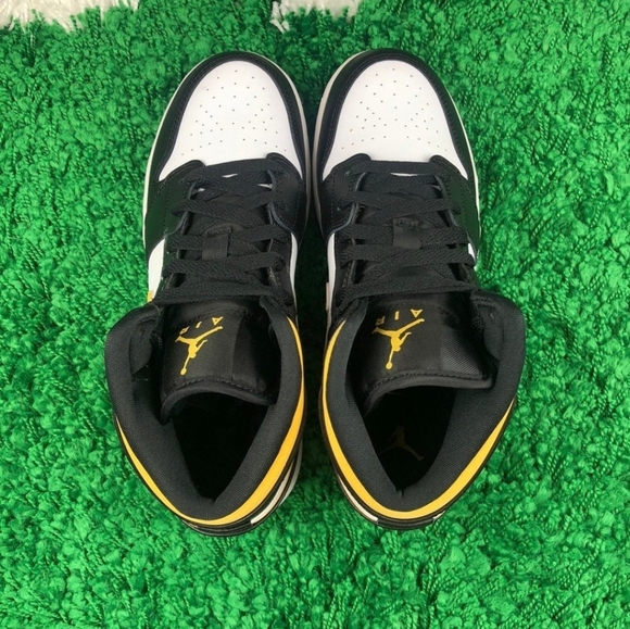 Air Jordan 1 Mid GS White Pollen Black Sneaker size 4y 5.5 women's - Picture 7 of 9